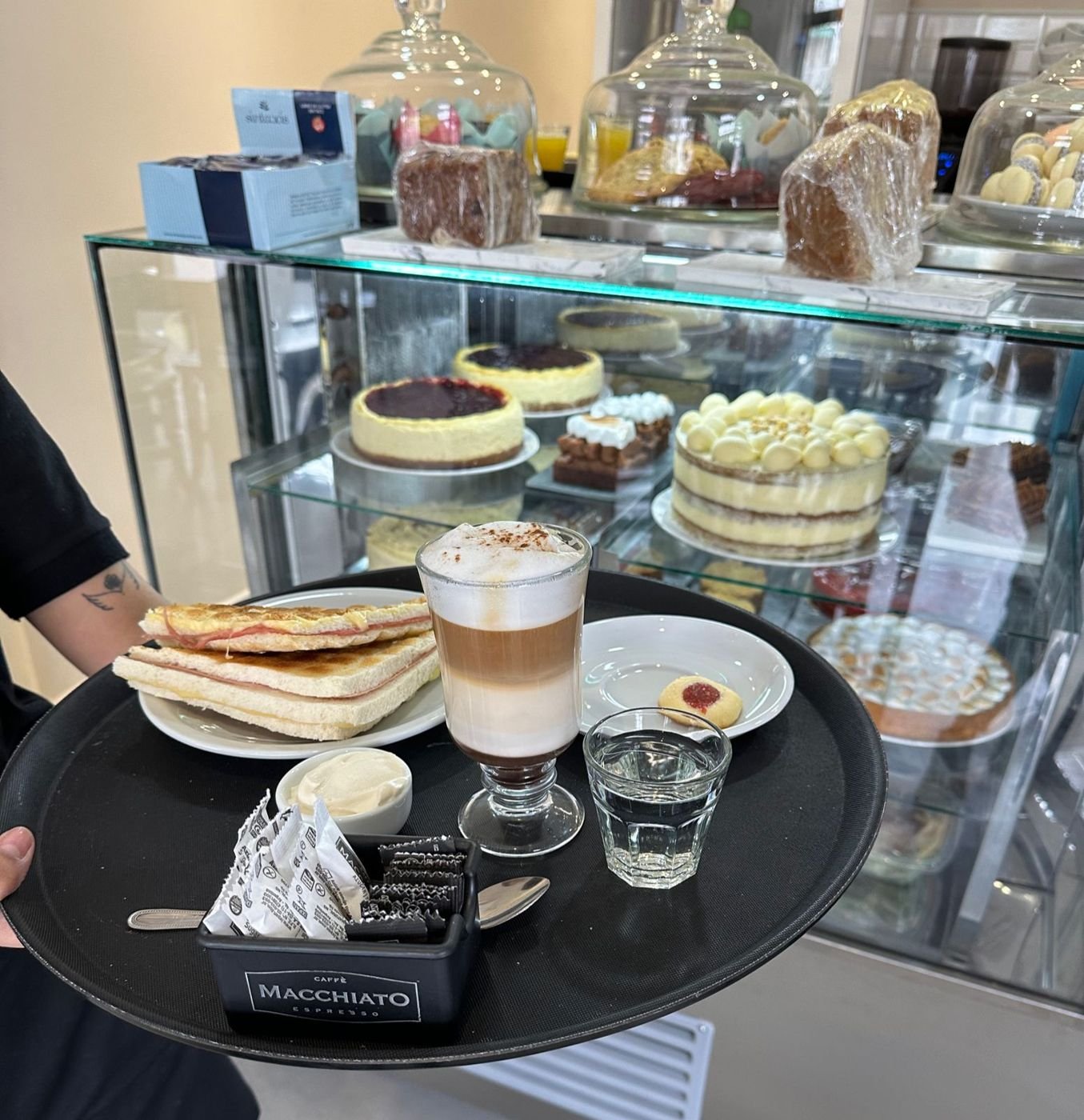 Bandeja con café con leche, tostado y agua